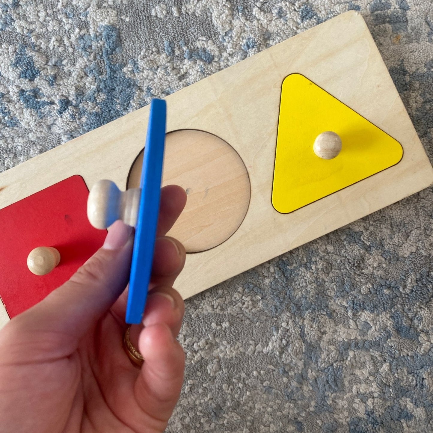 Puzzle Montessori Tre Forme e Colori: Gioco in Legno per l'Apprendimento Precoce del Bambino, Adatto dagli 8 ai 18 Mesi