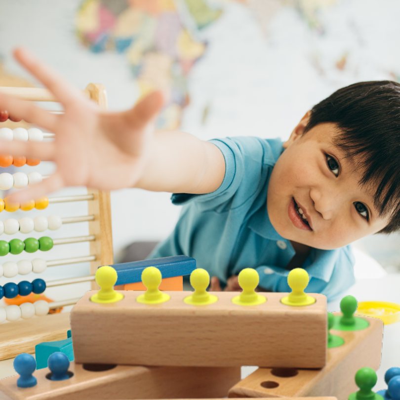 Set of 4 Montessori Cylinder Block: Wooden Game with Stackable Cylinders of Different Sizes and Colors to Stimulate the Child's Early Learning, 18-24 Months